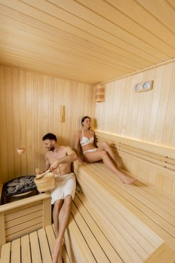 Saunada dinlenen yakışıklı genç çift.