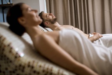 Genç çift kaplıcadaki tepidaryum yataklarında yatıyor.