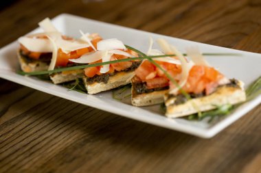 Zeytinli, sarımsaklı pesto soslu, kiraz domatesli ve parmesan yapraklı