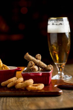 Sopalar, kızarmış soğanlar ve soslu kızarmış domatesler.