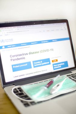 BELGRAD, SERBIA - 23 Mart 2020: Dünya Sağlık Örgütü sitesinde Coronavirus bilgileri. Dünya Sağlık Örgütü (WHO) 11 Mart 2020 'de COVID-19' u salgın hastalık ilan etti..
