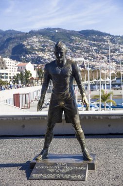 9 Şubat 2020: Portekiz, Madeira Adası 'ndaki Funchal' da Christiano Ronaldo Heykeli. Ünlü Madeiran futbolcusu heykeli 2014 yılında heykeltıraş Ricardo Velosa tarafından yapılmıştır..