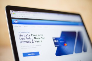 BELGRAD, SERBIA - 9 Mart 2020: Belgrad, Sırbistan 'daki Citibank İnternet sitesi. Citibank, 1812 yılında New York City Bank olarak kurulan çok uluslu finans hizmetleri bankacılık bölümü..