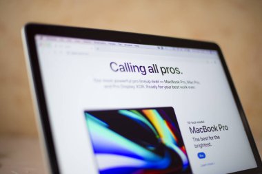 BELGRAD, SERBIA - 9 Mart 2020: Sırbistan 'ın Belgrad kentindeki bilgisayar ekranındaki web sitesinde MacBook Pro. MacBook, Apple Inc. tarafından üretilen bir dizüstü bilgisayar markasıdır..