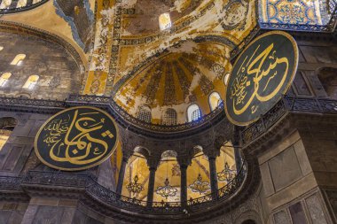 Ayasofya 'nın İstanbul, Türkiye' deki iç kesimi. Ayasofya, neredeyse 500 yıl boyunca birçok Osmanlı camisine örnek oldu..