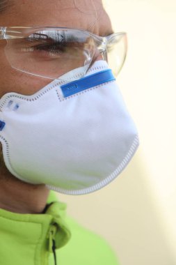 Salgın sırasında koruyucu maske takan bir adam.