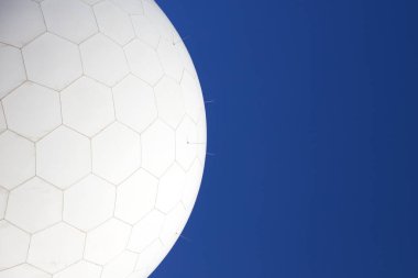 Mavi gökyüzünün altındaki astronomik gözlemevinin yakın çekim detayları