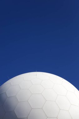 Mavi gökyüzünün altındaki astronomik gözlemevinin yakın çekim detayları