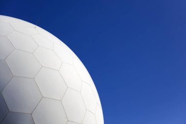 Mavi gökyüzünün altındaki astronomik gözlemevinin yakın çekim detayları