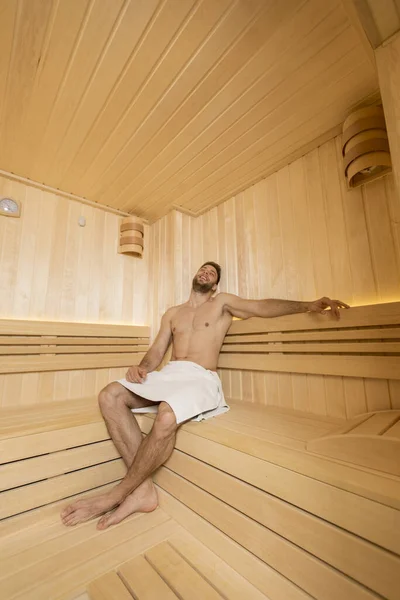 Jovem Bonito Relaxando Sauna — Fotografia de Stock