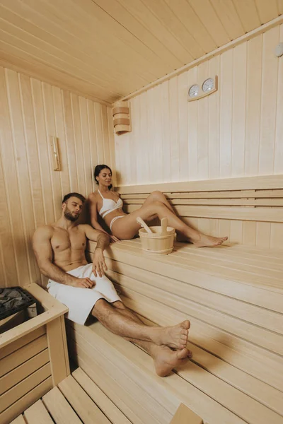 Schönes Junges Paar Entspannt Sich Der Sauna — Stockfoto
