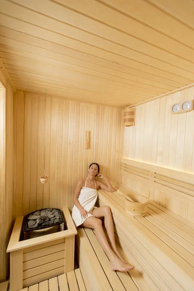 Mulher Bonita Relaxante Sauna — Fotografia de Stock