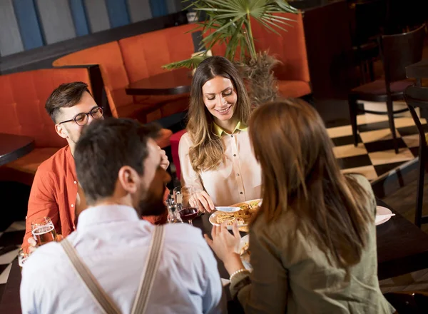 Group Young People Having Dinner Restaurant — Stock Photo, Image
