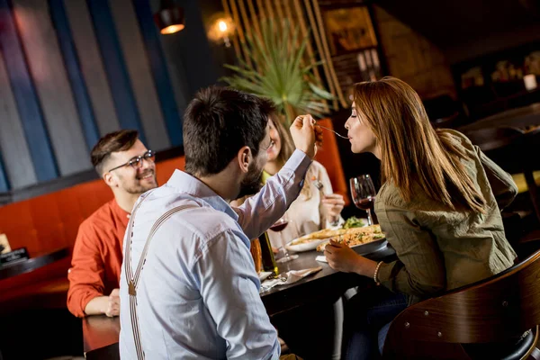 Group Young People Having Dinner Restaurant — Stock Photo, Image