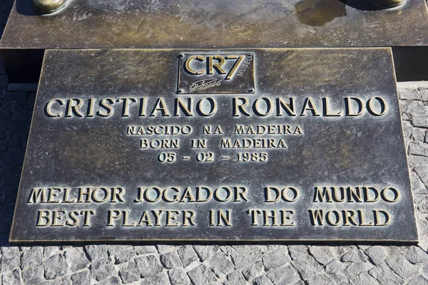 2020年2月9日 克里斯蒂亚诺 罗纳尔多雕像在葡萄牙马德拉岛的Funchal 著名的马德拉足球运动员雕像是雕塑家里卡多 韦洛萨在2014年创作的 — 图库照片