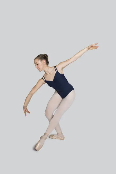 Joven Bailarina Practicando Movimientos Ballet Estudio — Foto de Stock