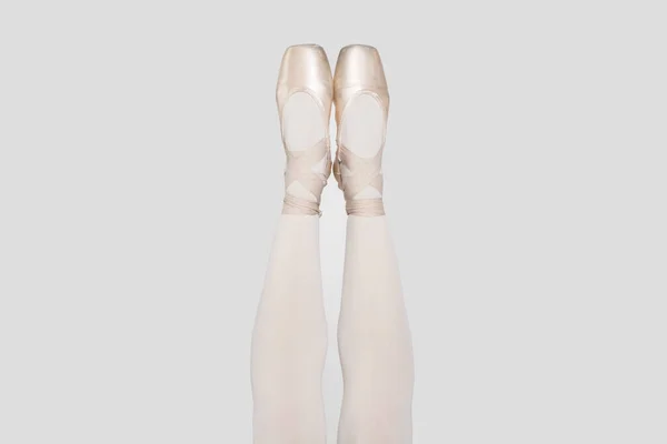 Studio Záběr Balerína Nohy Lehké Klasické Špičaté Boty — Stock fotografie