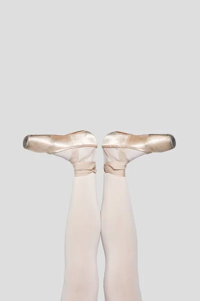 轻薄经典尖皮鞋芭蕾舞演员腿的演播室镜头 — 图库照片