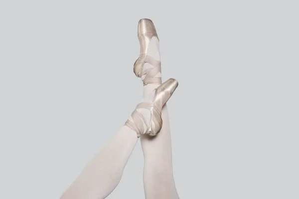 Estúdio Tiro Pernas Bailarina Luz Sapatos Pointe Clássicos — Fotografia de Stock