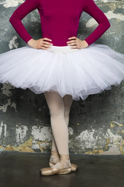 Bastante Joven Bailarina Bailando Ballet Clásico Contra Pared Rústica — Foto de Stock