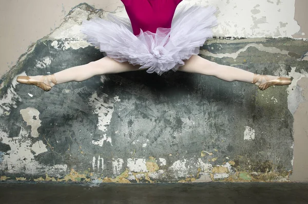 かなり若いバレリーナダンサーダンス古典的なバレエに対して素朴な壁 — ストック写真