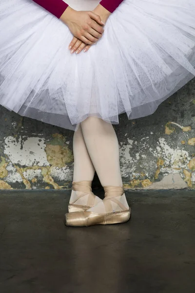Dançarina Bailarina Muito Jovem Dançando Balé Clássico Contra Parede Rústica — Fotografia de Stock
