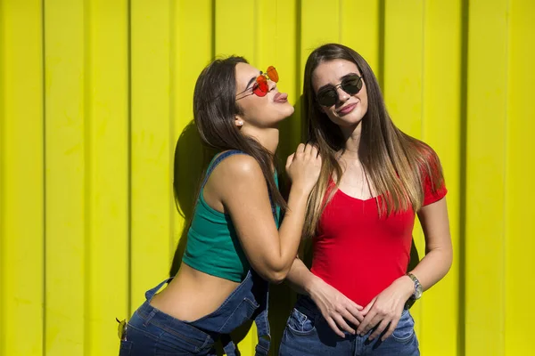 Zwei Süße Lässige Junge Frauen Die Vor Der Gelben Wand — Stockfoto