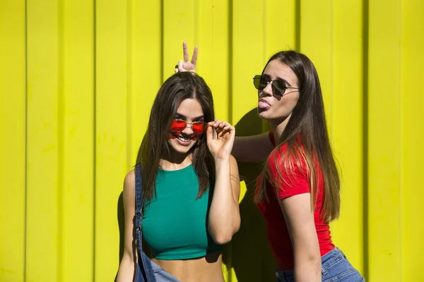 Två Söta Casual Unga Kvinnor Lurar Runt Framför Den Gula — Stockfoto