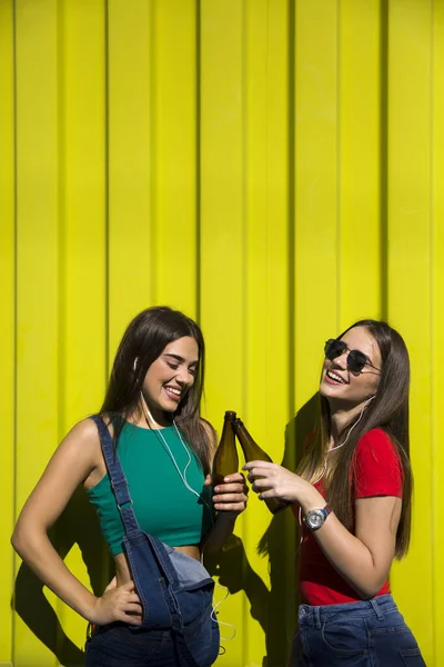 Jovens Mulheres Com Cara Feliz Contra Parede Verde Ouvir Música — Fotografia de Stock