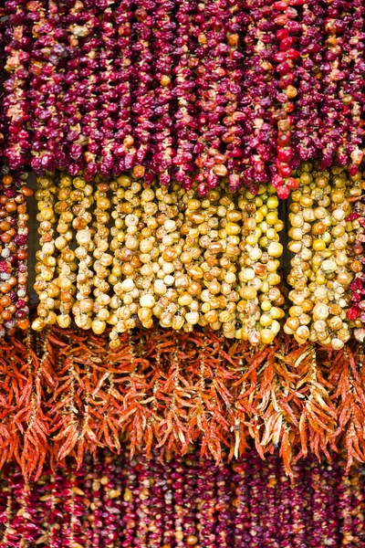 ポルトガルのマデイラ島のフンシャルで市場に出回っている赤唐辛子 — ストック写真