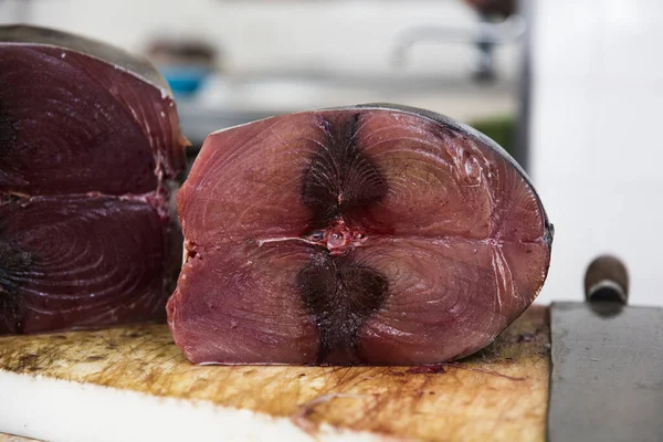 Frische Thunfischsteaks Auf Dem Fischmarkt — Stockfoto