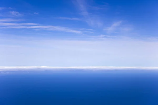 Calma Blu Mare Cielo Orizzonte Con Nuvole — Foto Stock