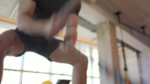 Yakışıklı Genç Adam Spor Salonunda Savaş Halatlarıyla Pratik Yapıyor — Stok video