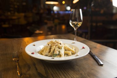 Tavuklu makarna, ıspanak ve fındıklı parmesan soslu beyaz şarap.