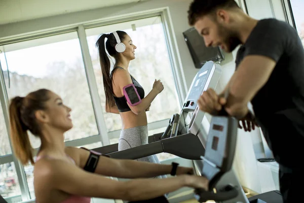 かなり若いです女性使用してTreadmillで現代ジム — ストック写真