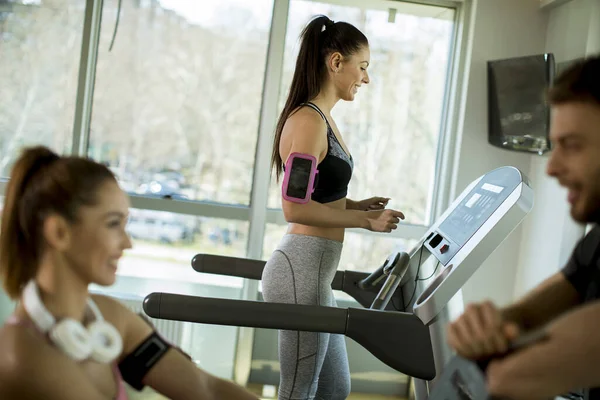 Pretty Young Woman Using Treadmill Modern Gym — Stock Photo, Image