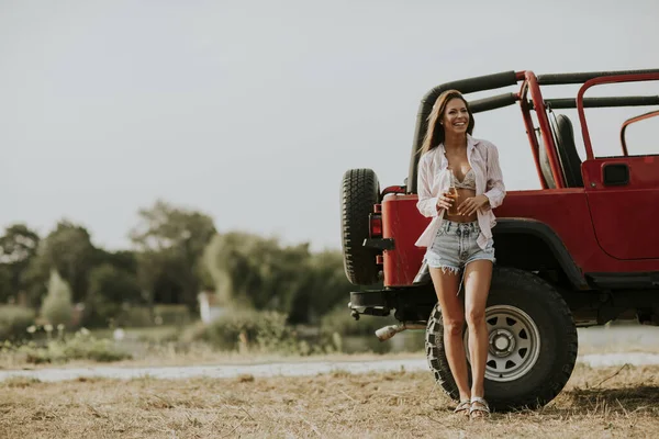 Hübsche Junge Frau Entspannt Mit Dem Auto Seeufer — Stockfoto