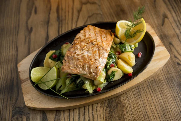 Izgara patatesli somon filetosu, masada pırasa ve ıspanak.