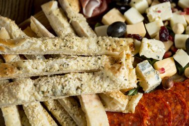 Prosciutto, baharatlı İtalyan sosisi ve peynirli fındıklı ve meyveli.