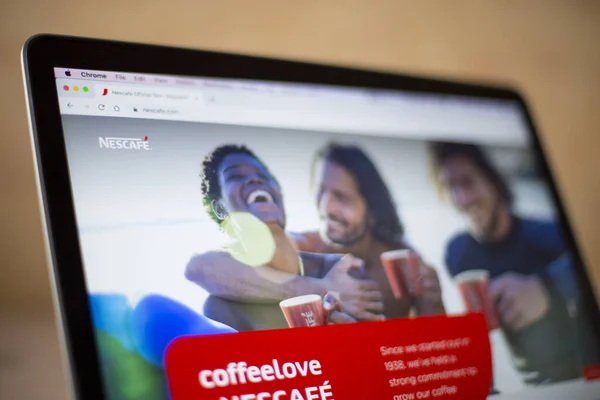 Belgrade Serbia 2020年3月9日 セルビア ベオグラードのコンピュータ画面上のネスカフェのウェブサイト ネスカフェ Nescafe ネスレのインスタントコーヒーのブランド — ストック写真