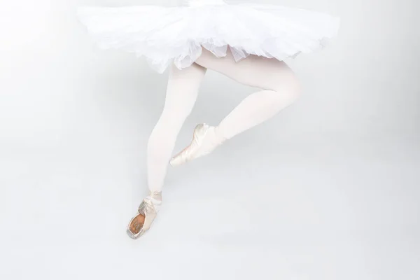 Mladá Baletka Cvičit Balet Pohyby Studiu — Stock fotografie