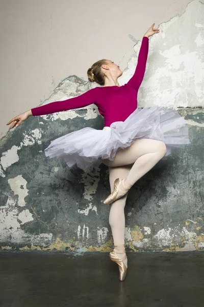 Dançarina Bailarina Muito Jovem Dançando Balé Clássico Contra Parede Rústica — Fotografia de Stock