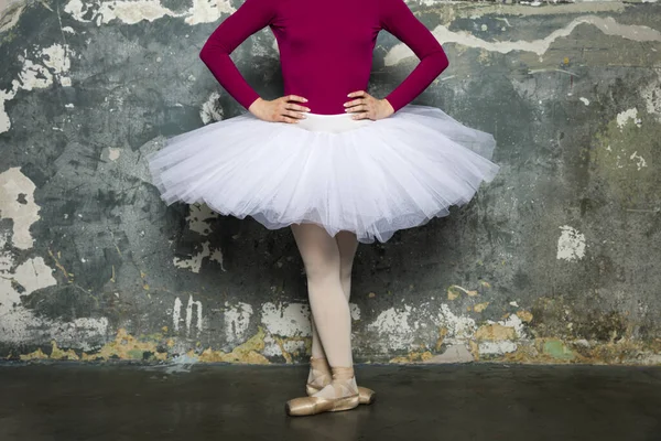 Bastante Joven Bailarina Bailando Ballet Clásico Contra Pared Rústica — Foto de Stock