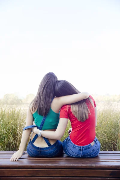 Dois Melhores Amigos Sexo Feminino Abraçando Juntos Enquanto Sentado Livre — Fotografia de Stock