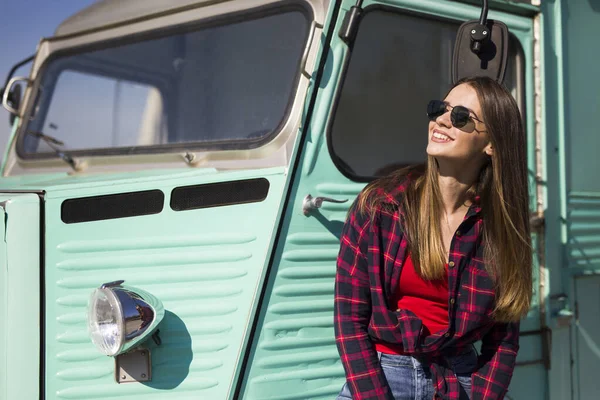 Sorrindo Muito Jovem Mulher Lado Minivan Vintage — Fotografia de Stock