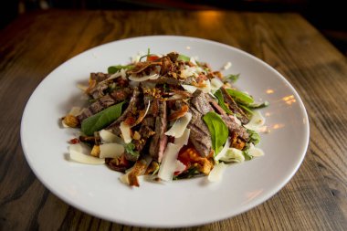 Marullu biftek salatası, roket ve parmesanlı ıspanak.