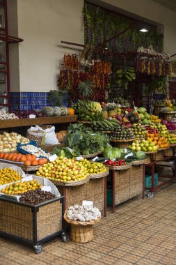 FUNCHAL, PORTUGAL - 13 Şubat 2020: Portekiz 'in Madeira Adası Funchal kentindeki Mercado dos Lavradores (Çiftçi pazarı)' dan ayrıntı. Piyasa binası Edmundo Tavares tarafından tasarlandı ve 1940 yılında açıldı..