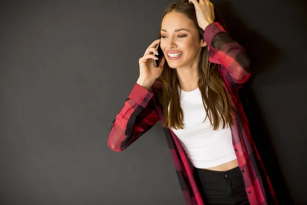 Ver Encantadora Sonriente Joven Mujer Pelo Largo Utilizando Teléfono Móvil — Foto de Stock