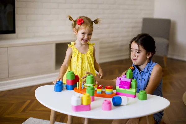 Two Cute Little Girls Play Blocks Table Room — Stock Photo, Image