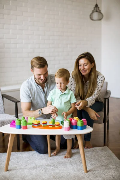 Lindo Niño Jugando Con Juguetes Sala Estar Con Padre Madre — Foto de Stock